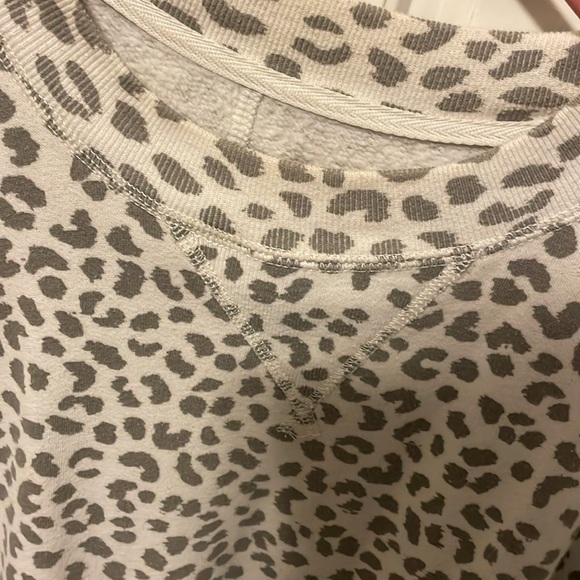 Abercrombie & fitch size small leopard sweater - Picture 3 of 5